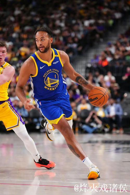 本赛季库里出战时勇士9胜8负，缺席时球队4胜5负